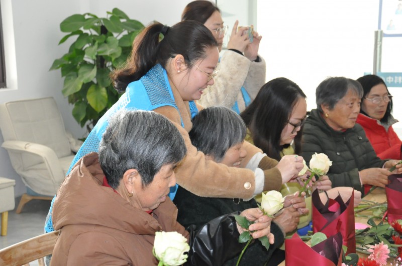 “春悦美好 花漾芳华”   望亭镇多个日间照料中心联合安康通开展妇女节主题活动